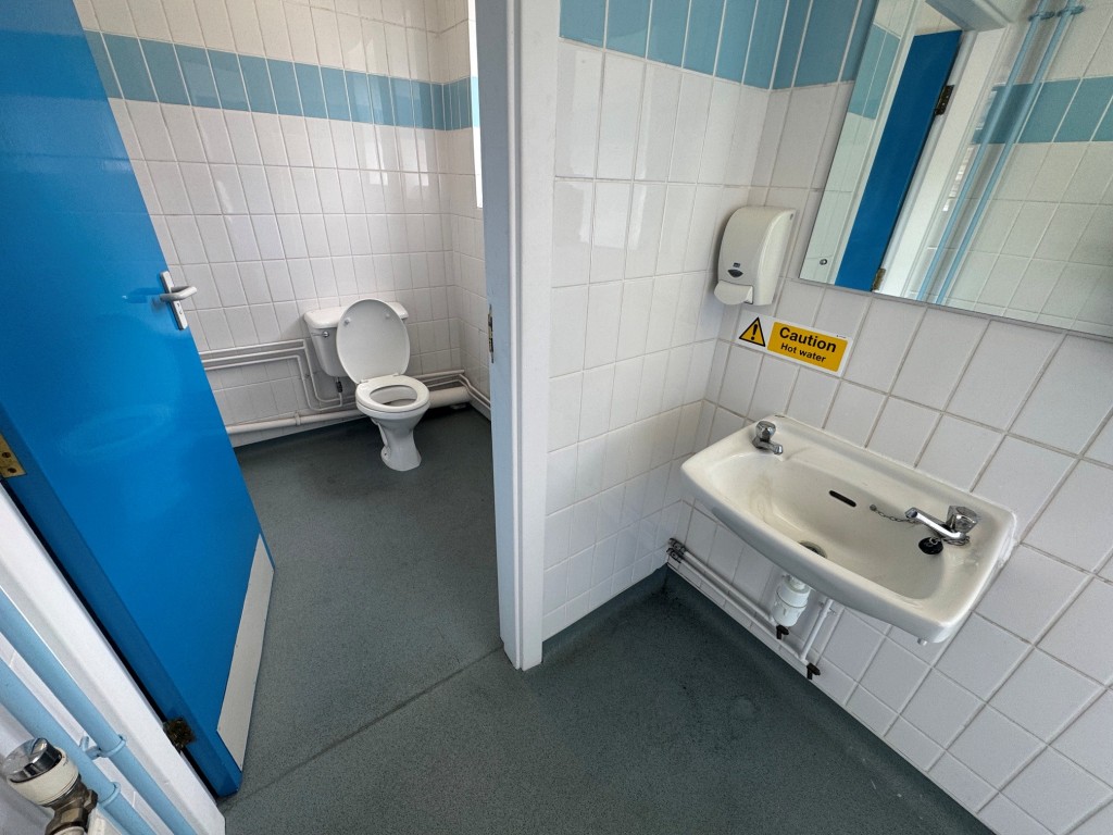 Lot: 42 - FREEHOLD PREMISES IN CENTRAL LOCATION WITH PARKING - First floor - Ladies WC's